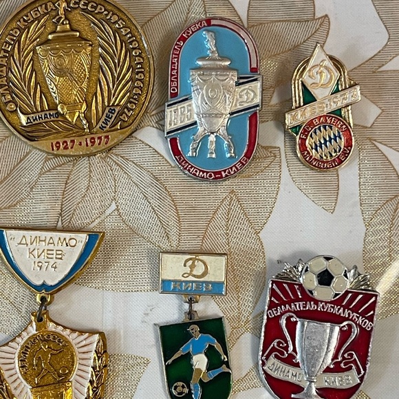 Set Of 28 VTG Soviet-era pins badges related to the Dynamo Kyiv football club - Picture 4 of 6